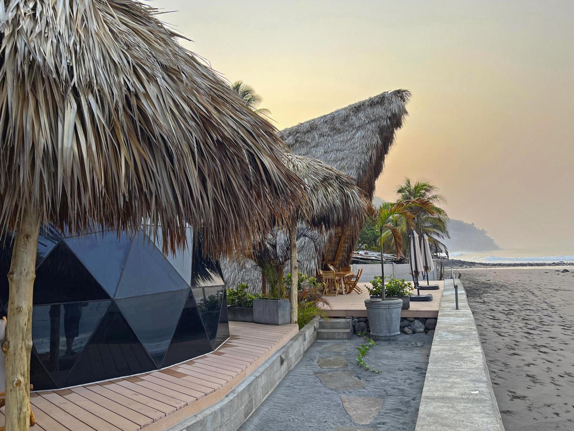 Almare Zonte - Beachfront Glamping Hotel El Zonte Buitenkant foto